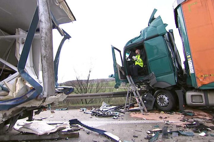 Vier Laster waren ineinander gerauscht.