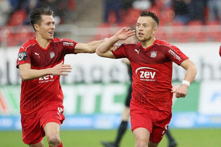 Im Vorjahr jubelten sie noch gemeinsam für Zwickau: Patrick Göbel (r.) feiert hier sein 1:0 gegen Lotte. Bruder Christoph kommt zum Gratulieren.