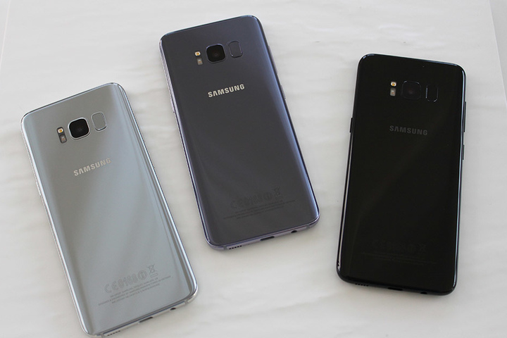 Die Geräte werden in den Farben "Arctic Silver", "Orchid Grey" und "Midnight Black" angeboten.