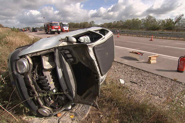 Der Renault kippte im Straßengraben auf die Fahrerseite. Die Fahrerin wurde verletzt.