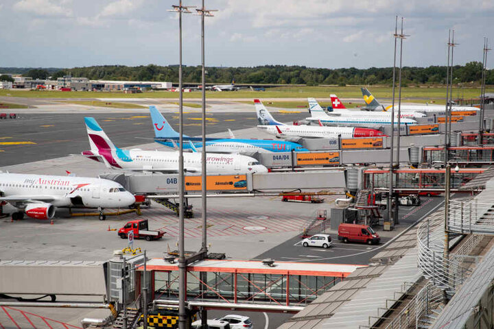 Maschinen verschiedener Fluggesellschaften werden am Flughafen Hamburg abgefertigt.