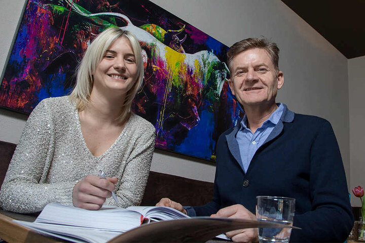 Alisa (27) und ihr Vater Steffen Zuber (55) besprechen die anstehenden Reservierungen.