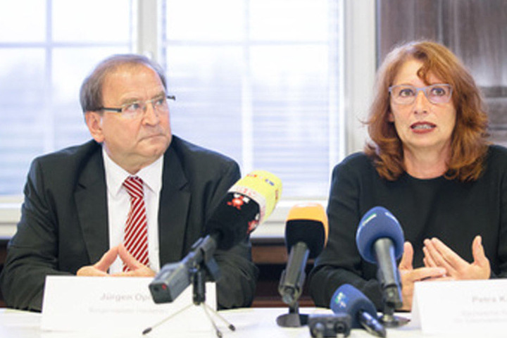 Sachsens Integrationsministerin Petra Köpping (58, SPD) und der Heidenauer Bürgermeister Jürgen Opitz (CDU) gaben am Sonntag eine Pressekonferenz.