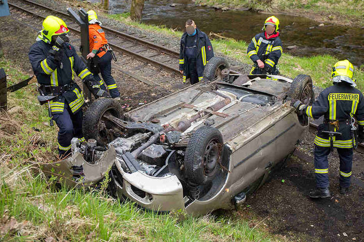 Der Skoda war einen Hang 15 Meter hinabgeflogen und auf der Bahnstrecke gelandet.