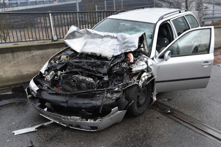 Der Fahrer wurde in seinem Skoda eingeklemmt.