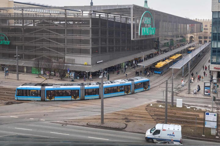 Das Drehkreuz in der City bekommt ein neues Gesicht. Und die Bahnen können
dann auch geradeaus über die Bahnhofstraße fahren.