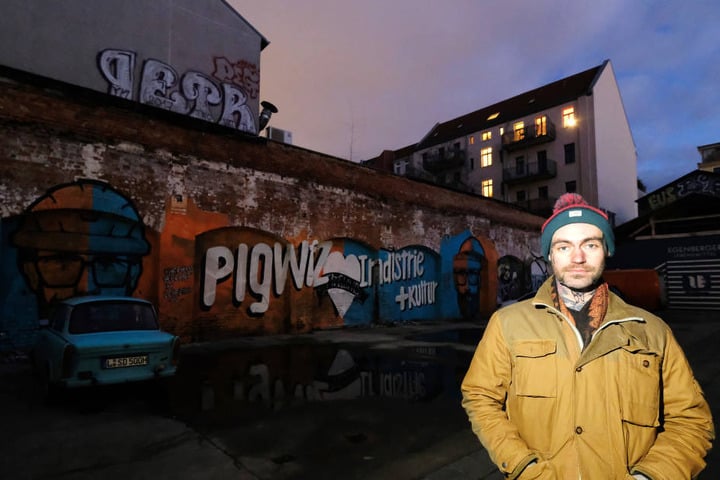 Künstler Peter Freund vor dem Wandbild in Leipzig-Plagwitz.