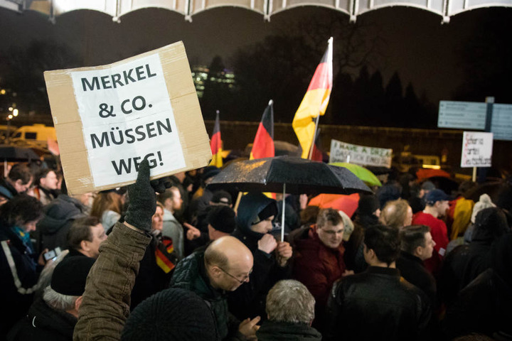 Teilnehmer einer Protestveranstaltung "Merkel muss weg" in Hamburg. Unter den Teilnehmern finden sich nach Erkenntnissen des Verfassungsschutzes auch sogenannte Reichsbürger. (Archivbild)