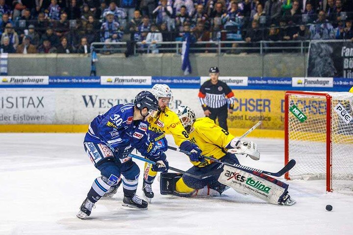 Vor gut zwei Wochen konnte Nick Huard (l.) den Füchse-Keeper Max Franzreb nicht überwinden.