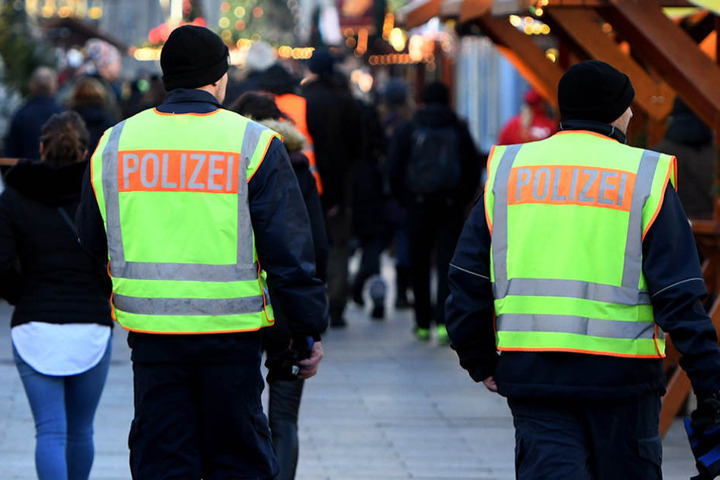 Polizeibeamte gehen am Montag über den Weihnachtsmarkt auf Streife. Am Dienstag soll er Platz geschlossen werden.