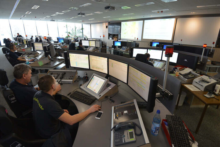 Eine Rettungsleitstelle für alle: Die Disponenten arbeiten mit der modernsten Technik.