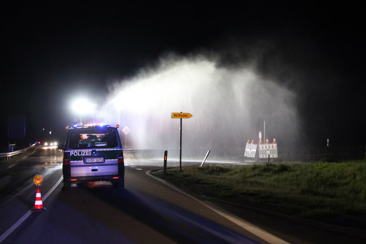 Die Feuerwehr reinigte die Fahrbahn.