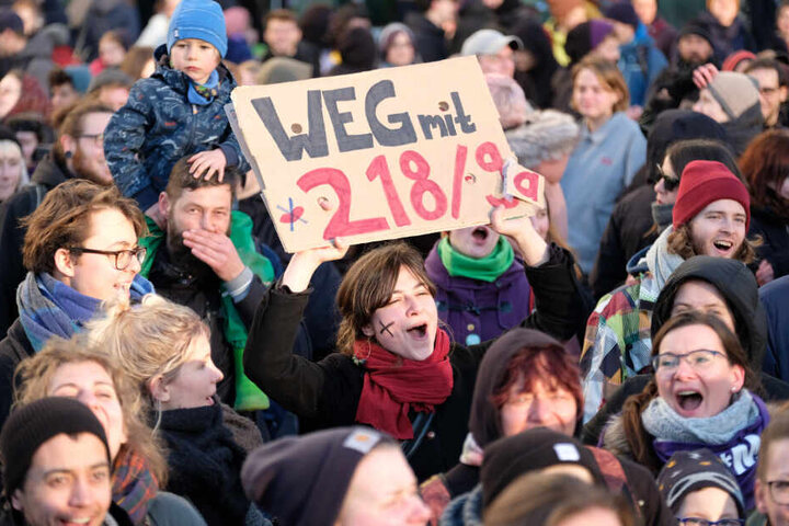 Teilnehmerinnen und Teilnehmer einer Demonstration des feministischen Streik Bündnisses versammeln sich mit Transparenten in der Innenstadt. Darauf steht z.B. "Weg mit 218/9a".