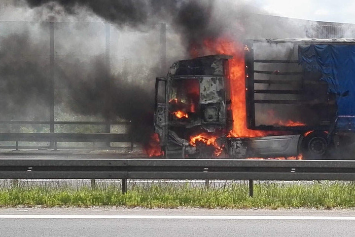 Die Zugmaschine stand in Vollbrand.