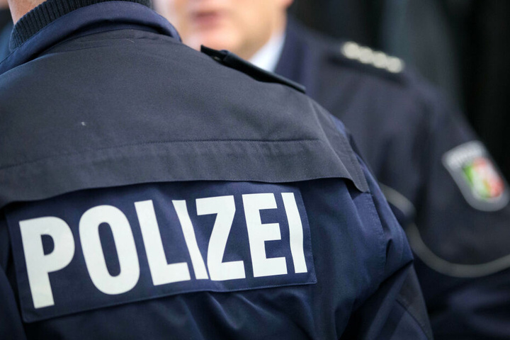 Die Polizisten stellten ihren falschen Kollegen und erwischten ihm mit 0.9 Promille hinterm Steuer. (Symbolbild)