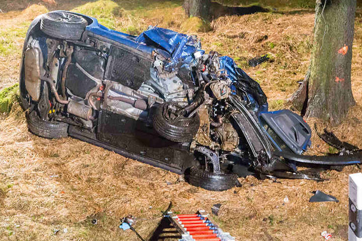 Der VW blieb auf der Fahrerseite liegen.
