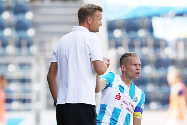 CFC-Trainer David Bergner (l.) hilft seinem Kapitän Dennis Grote auf die Beine. Er braucht ihn am Sonntag in Erfurt.