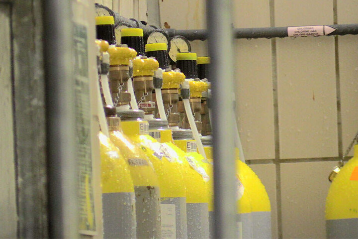 Aus diesen Flaschen scheint das Chlorgas ausgetreten zu sein. Der Betreiber wird die Anlage nun prüfen.