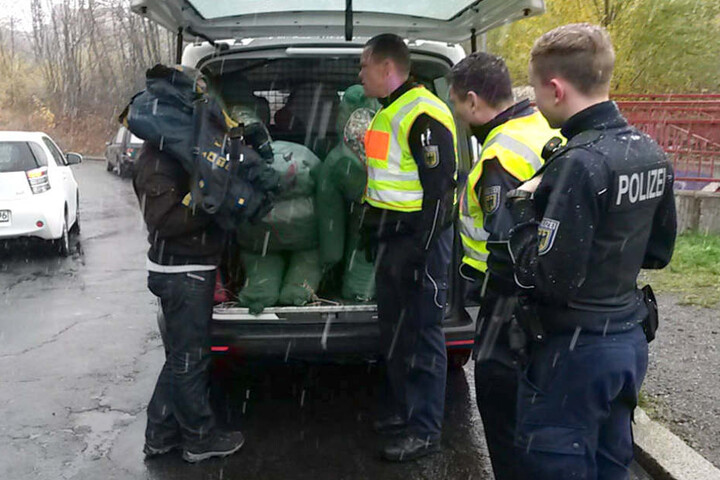 Die Polizei hat alle Hände voll zu tun, die Puppen aus dem Stadtbild zu entfernen.
