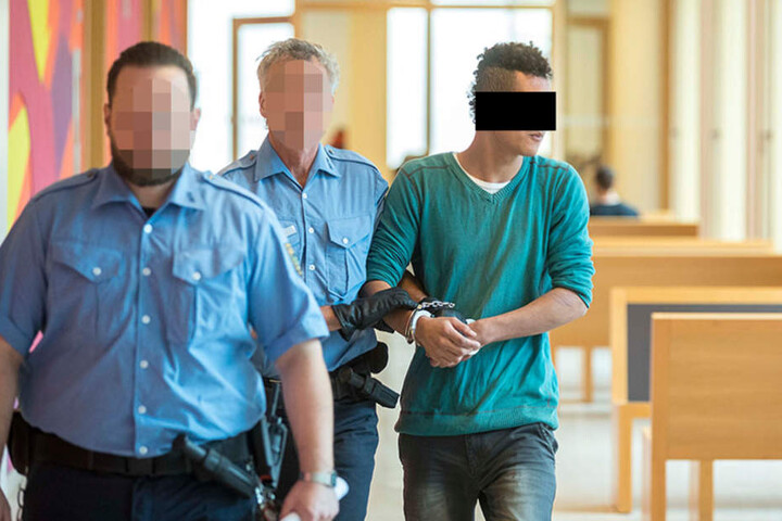 Omar Q. (18) schubste für 38 Euro brutal eine Rentnerin vom Fahrrad.