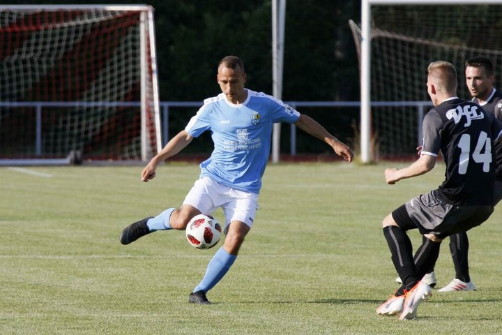CFC-Angreifer Timo Mauer (l.) und Pirnas Florian Kärger kämpfen um den Ball.