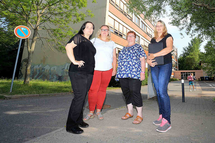 Der Sprachheilschule droht das Aus. Peggy Schumann (Elternrat), Solveig Kempe (36, CDU), Angela Müller (53, Linke) und Simone Lippmann (Elternrat) wollen um die Einrichtung kämpfen.