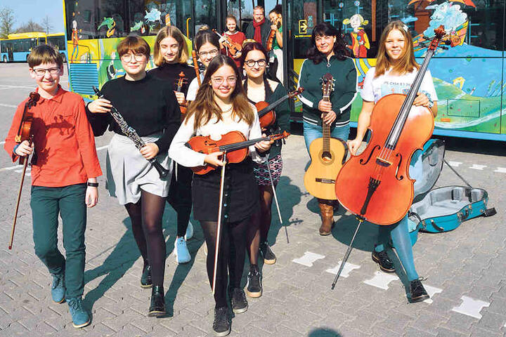 Die Mozartkinder wollen mit dem Kunstbus zum Wiesen-Konzert fahren.