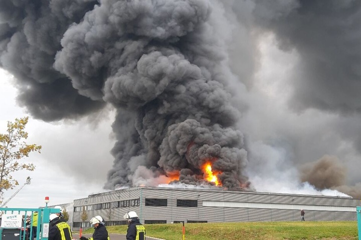 Als die Feuerwehr eintraf, brannte die Halle bereits lichterloh.