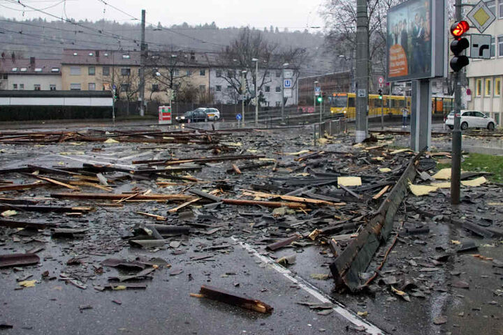 Auch in Stuttgart sorgte das Sturmtief für Schäden. Trümmer blockierten den Stadtbahn-Verkehr.