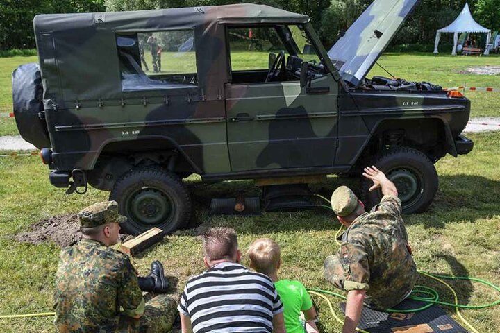 Hier wird die Bergung eines im Sand feststeckenden Geländefahrzeuges demonstriert.