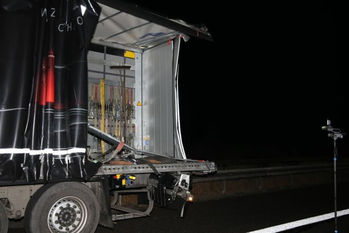 Der Lkw wurde seitlich aufgerissen.