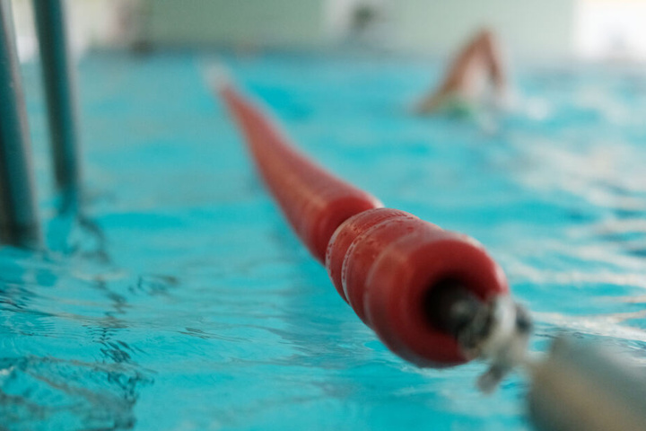 In den Schwimmkurs soll nicht nur das Verhalten im Wasser, sondern auch Fremdrettung und erste Hilfe erlernt werden. (Symbolbild)