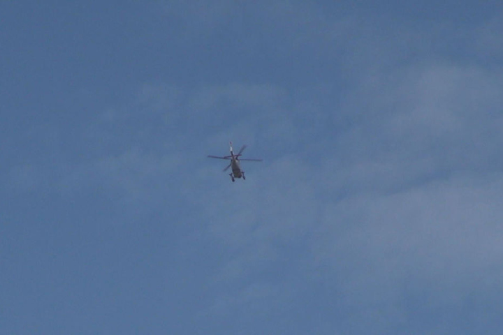 Ein Polizeihubschrauber sucht mit Infrarotkamera nach dem Flüchtigen.