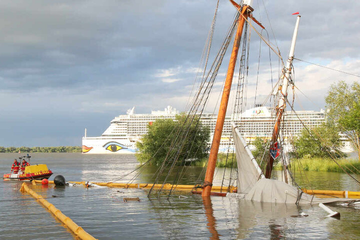 Das einst so stolze Schiff "No. 5 Elbe" liegt nach der Havarie fast komplett unter Wasser.
