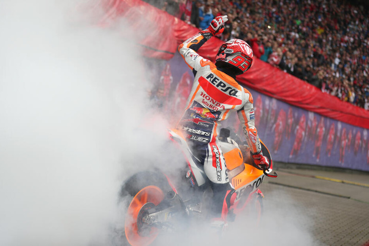Drehte vor dem Anpfiff eine Runde in der Red Bull Arena und heizte die Stimmung an: Moto-GP-Weltmeister Marc Márquez (26).