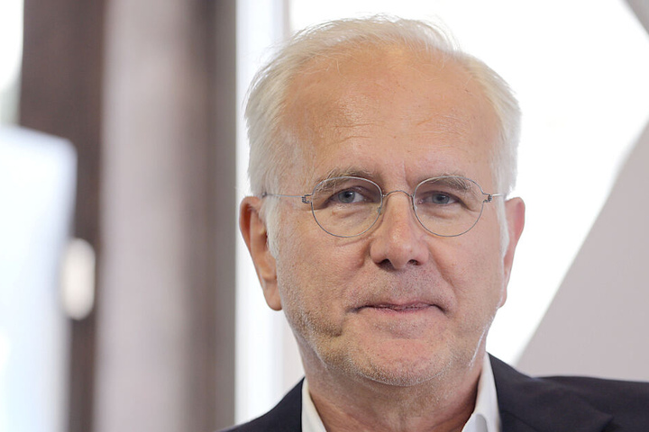 Harald Schmidt kehrt damit an seinen Ausbildungsort Stuttgart zurück.