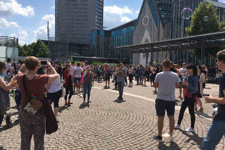 Die Initiatoren wollen, dass sich die Flashmob-Teilnehmer fünf Minuten lang einmal wieder wie Kinder fühlen.
