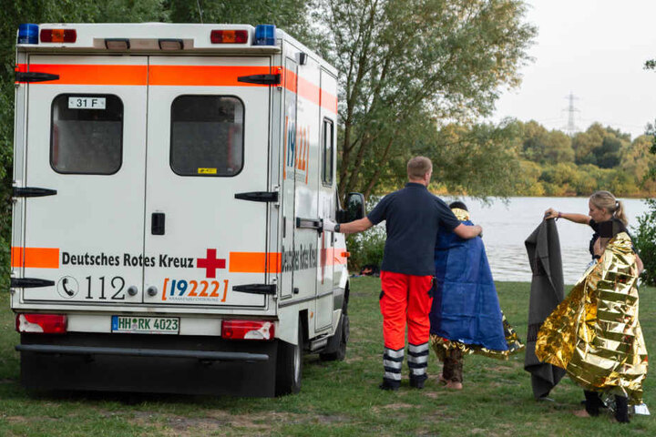 Einsatzkräfte kümmern sich an der Unglücksstelle um Angehörige und Zeugen.