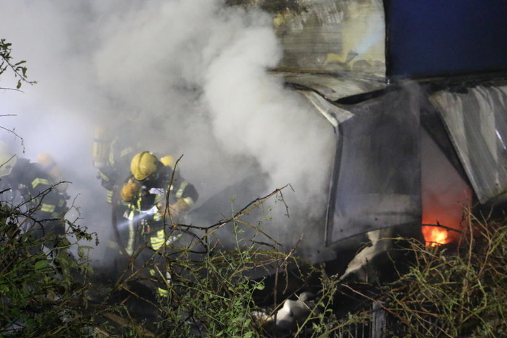 Die Kameraden mussten mit Atemschutzgerät nah an die Flammen heran.
