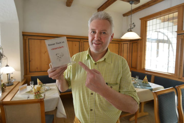 Jörg Fiedler (49) kassiert zehn Euro fürs Nichterscheinen. Die Gäste haben Verständnis für die Idee.