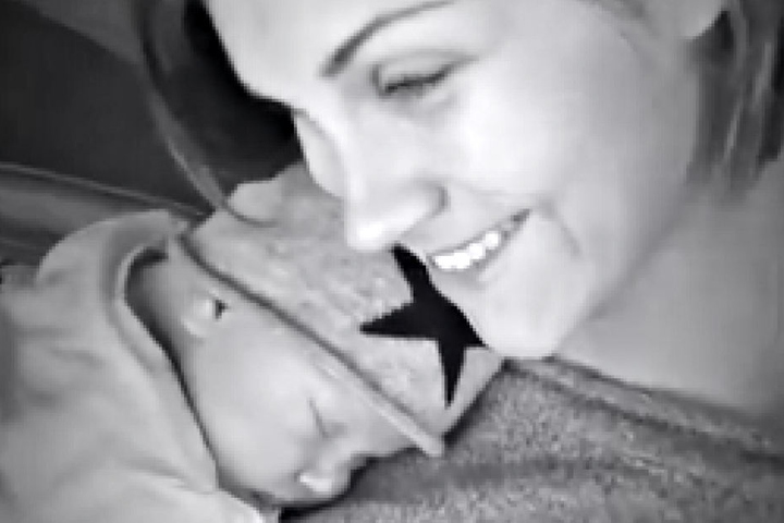 So niedlich schlummert Matti auf Anna-Marias Brust.