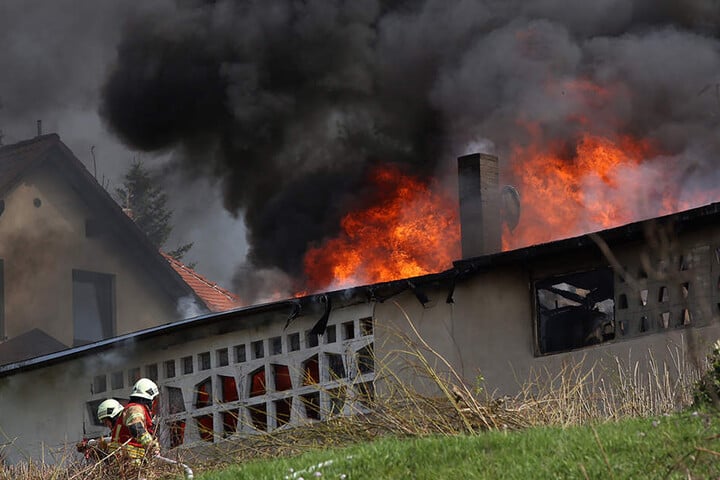 Zum Glück konnte die Ausweitung der Flammen auf die umliegenden Gebäude verhindert werden.