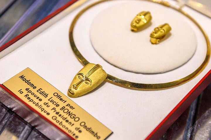 Der Staatspräsident von Gabun samt Gattin schenkte Georg Milbradt 2005 dieses Schmuckset aus Gold