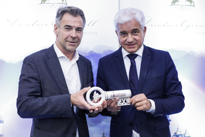 Manufaktur-Meissen-Chef Tillmann Blaschke (55) und Ball-Boss Hans-Joachim Frey (53) präsentieren den Willkommensschlüssel-Trinkbecher.
