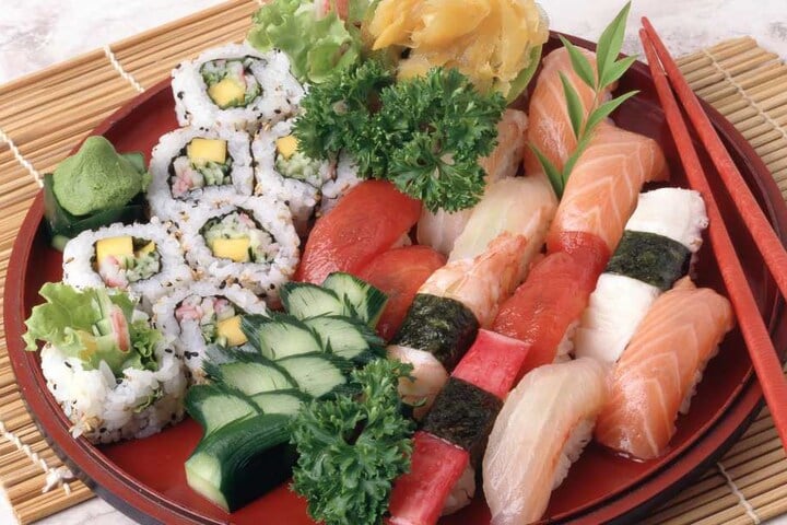 Auf einen solchen Teller voller Sushi wird der Mann vielleicht erstmal verzichten.