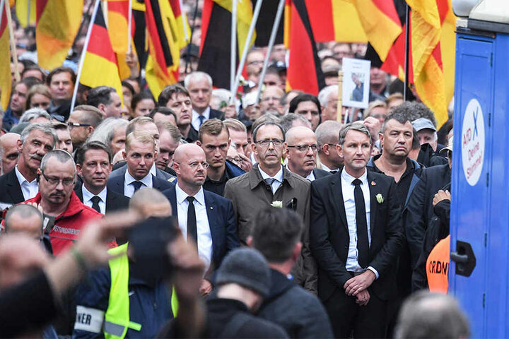 Schreiten Seit' an Seit': Immer wieder sind AfD und extreme Rechte gemeinsam auf Veranstaltungen zugange - hier in Chemnitz. Vorn die Landtagsfraktionschefs aus Brandenburg, Sachsen und Thüringen (v.l.).