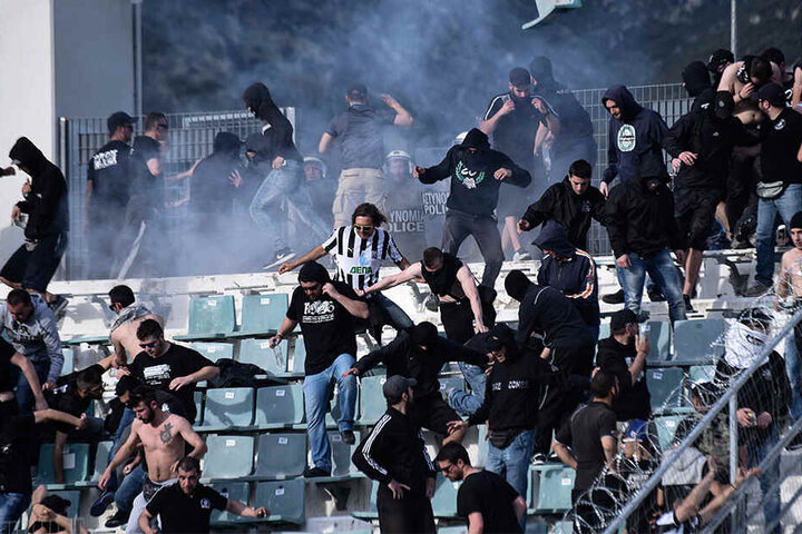 Vor rund zwei Jahren waren am Rande des Fussball-Cup-Finales zwischen AEK Athen und PAOK Thessaloniki Fußballfans und Polizisten auf der Tribüne aneinandergeraten.
