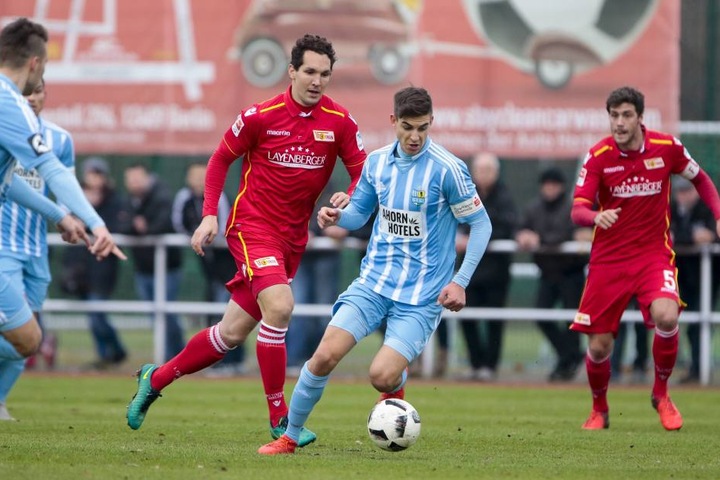 Emanuel Pogatetz von Union Berlin im Zweikampf mit dem Chemnitzer Danny Breitfelder.