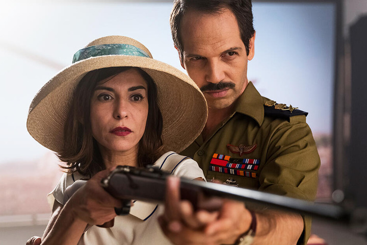 Tala alias Rachel (l., Lubna Azabal) bandelt in der Soap Opera "Tel Aviv on Fire" mit General Yehuda (Yousef "Joe" Sweid) an.