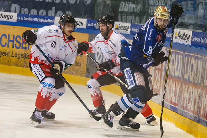 Jordan Knackstedt (r.), der hier gleich zwei Gegner ausgetanzt hat, will heute mit den Eislöwen gegen Frankfurt den nächsten Sieg einfahren.